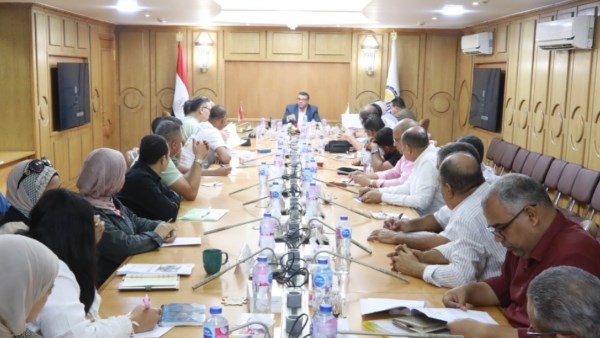 محافظ قنا يتابع معدلات تنفيذ المنطقة الحرفية بالترامسة