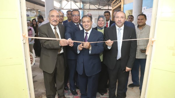 رئيس جامعة قنا يفتتح معرض رحلة ما بين التراث والأصالة بكلية التربية النوعية