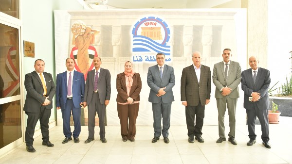 محافظ قنا يسلم 700 كوبون شراء للمواد الغذائية للأسر الأولى بالرعاية
