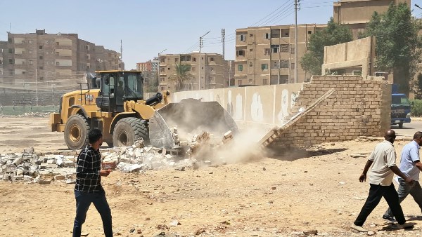 إزالة 49 حالة بمساحة 17722مترًا أملاك دولة وزراعة بقنا
