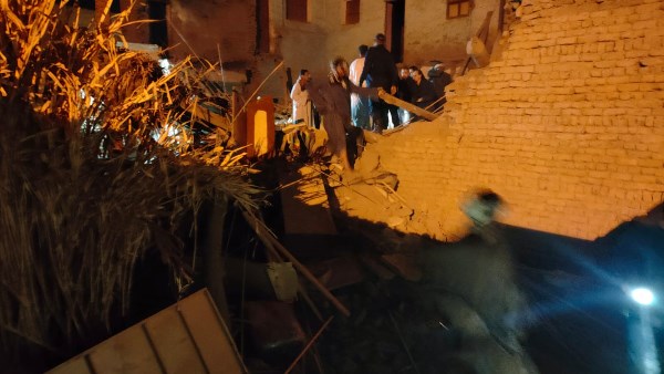 انهيار منزل 4 طوابق بشارع فلسطين في زفتي.. و الأمن يبحث عن مصابين