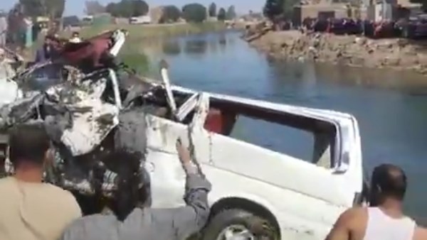 البحث عن الركاب.. انقلاب سيارة ميكروباص بترعة الجيزاوية في العياط