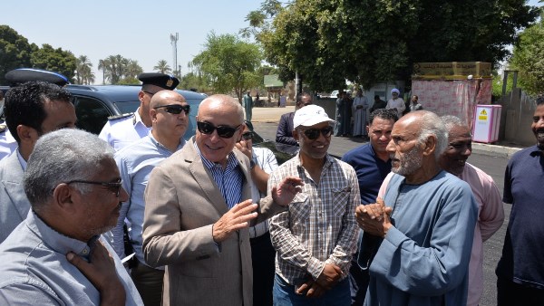 محافظ الأقصر يتابع أعمال رصف الطرق وتطوير البنية التحتية بالطود ومدينة الأقصر