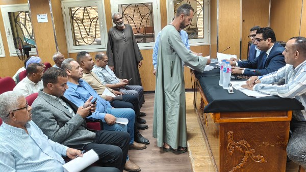 نائب محافظ الأقصر يناقش 40 طلبًا وشكوى خلال اليوم المفتوح بمركز المؤتمرات