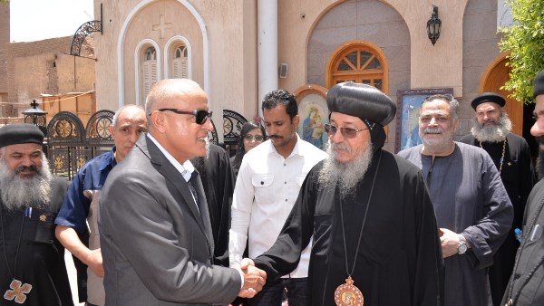 محافظ الأقصر يقدم واجب العزاء للأنبا يواقيم في وفاة ابنة شقيقته بكنيسة العذراء بإسنا