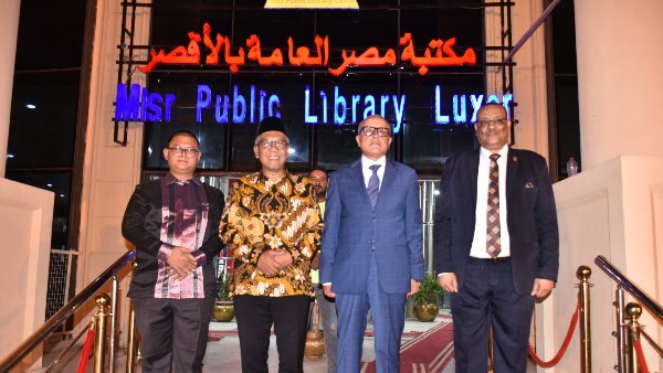 محافظ الأقصر والسفير الإندونيسي يشهدان اليوم الثقافي بمكتبة مصر العامة