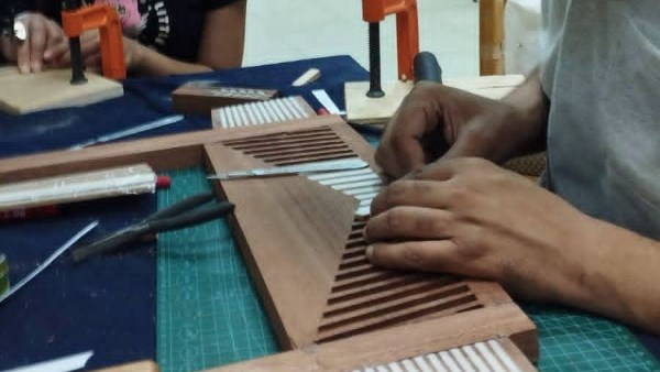 أساسيات فن تطعيم الخشب في أولى فعاليات مشروع “مقتطفات حرفية” بالأقصر