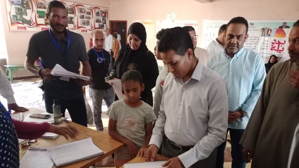 وكيل صحة الأقصر يتفقد أعمال القافلة الطبية بإدارة الطود