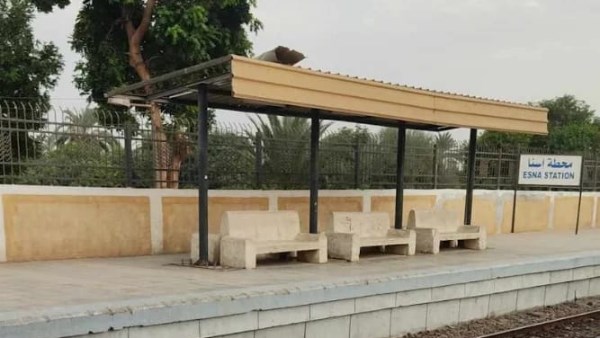 بتر في الساق.. إصابة مواطن بعد اصطدام قطار به داخل محطة إسنا