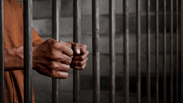 ضبط شاب بتهمة التحرش بطفلة داخل سوبر ماركت في الأقصر