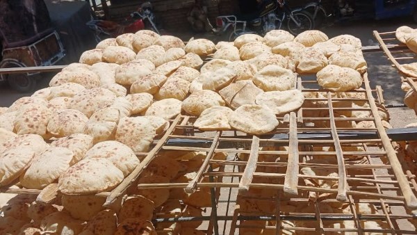 ضبط سلع غذائية مجهولة المصدر داخل محل بقالة غير مرخص في إسنا جنوب الاقصر