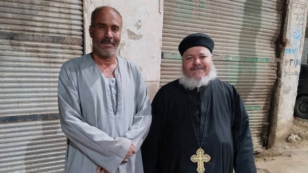 «اتفضل يا أبونا».. مسلم يحضر كرسيا لكاهن كنيسة بعد تعطل التوك توك في إسنا