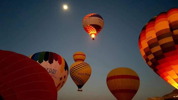 بعد توقف 3 أشهر .. سوء الأحوال الجوية يؤجل عودة رحلات البالون الطائر بالأقصر