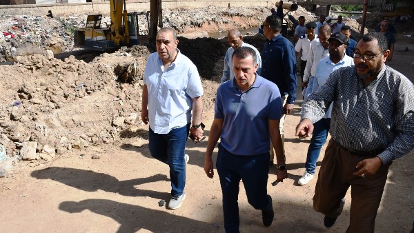 محافظ أسوان يتفقد منطقة خور عواضة للتعامل العاجل مع مشاكل الصرف الصحى