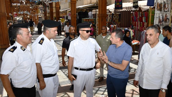 محافظ أسوان يوجه بتكثيف الحملات المرورية لضمان الانضباط وتوفير بدائل للباعة الجائلين