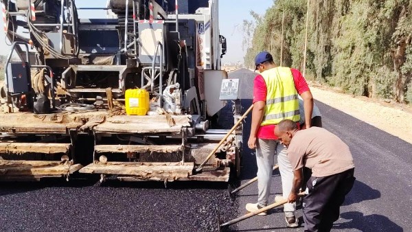 أسوان.. متابعة أعمال رصف طريق وادى العرب ورفع 20 طناً من المخلفات بمدينة نصر النوبة
