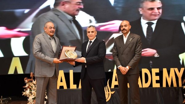 نائب محافظ أسوان يشارك فى تكريم أوائل الإعدادية وخريجى الثانوية بمدارس السلام أكاديمى