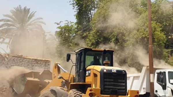 رفع 60 طن مخلفات ومتابعة تطوير الطرق بمدينة دراو في أسوان
