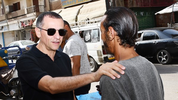 محافظ أسوان يوجه بإلزام المحلات بخطوط التنظيم والتصدى لمخالفات البناء