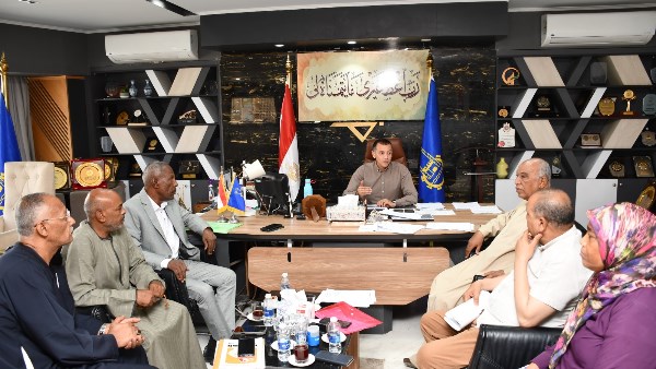 محافظ أسوان يبحث مع أعضاء البرلمان الملفات الخدمية والتنموية