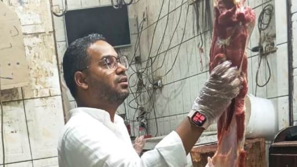 حملات رقابية مكثفة لضبط الأسواق في أسوان .. والتحفظ على 150 كجم لحوم ومنتجات مخالفة