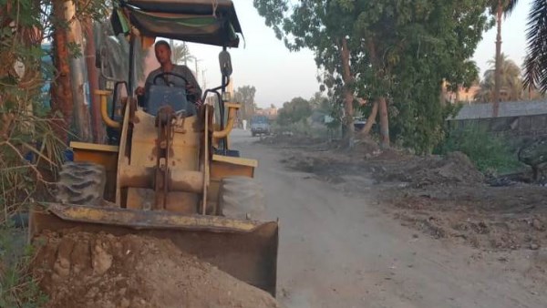تنفيذ مشروعات الصرف الصحي وتمهيد الطرق والخدمات الصحية بنصر النوبة