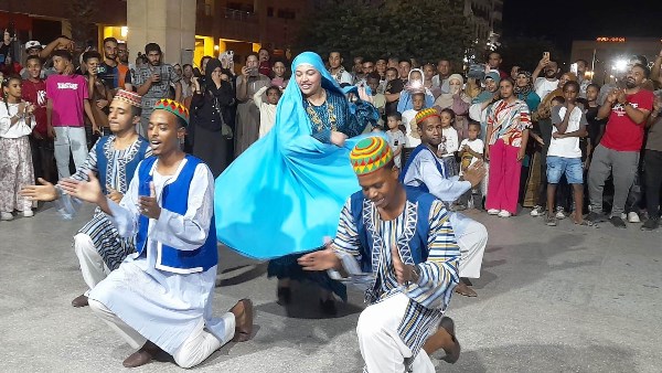 إقبال جماهيري على فعاليات مبادرة “شارع الفن” بميدان المحطة فى أسوان
