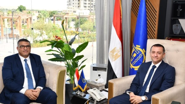محافظ أسوان يستقبل محافظ قنا على هامش ورشة العمل الإقليمية لتطوير منظومة الإدارة المحلية
