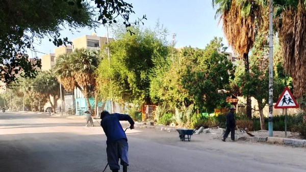 مواصلة أعمال النظافة ورفع المخلفات وتحسين مستوى الإنارة بنصر النوبة في أسوان