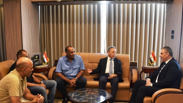 نائب محافظ أسوان يستقبل النقيب العام لأطباء مصر