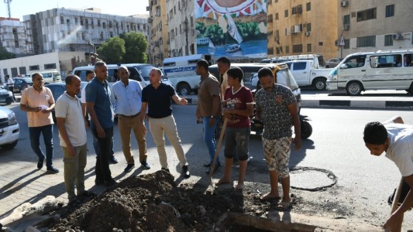 محافظ أسوان يرصد مخالفة لحفر الأسفلت بطريق السادات لتوصيل مرافق عامة