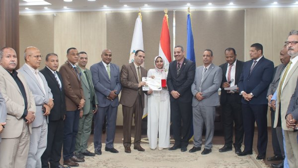 جامعة أسوان تكرّم أوائل الثانوية العامة .. ومنح دراسية مجانية تقديرًا لتفوّق أبناء المحافظة | صور