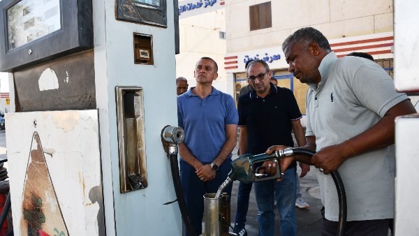 محافظ أسوان يفاجئ محطة وقود بخور أبو سبيرة ويوجه باتخاذ الإجراءات القانونية