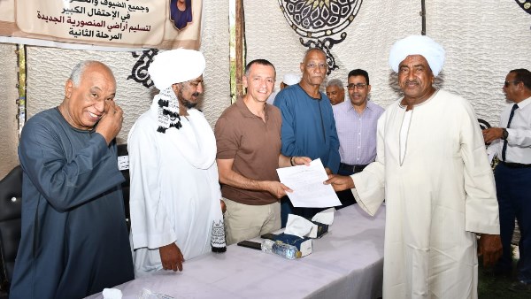 بعد إنتظار 20 عاما.. محافظ أسوان يسلم عقود أراضى المنصورية الجديدة بدراو للمستحقين