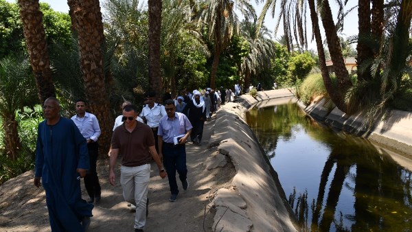 محافظ أسوان يتفقد الطريق البديل لقرية المنصورية الجديدة