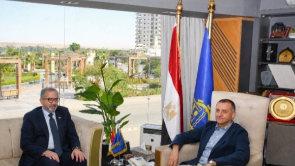 محافظ أسوان يبحث جهود إنجاح التأمين الصحى الشامل وتحقيق رضا المواطنين