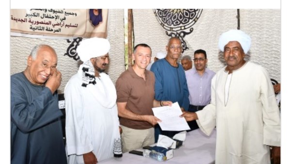 أخبار أسوان| دعم جهود منظومة التأمين الصحى الشامل..تسليم عقود قطع الأراضى بالمنصورية..ومتابعة تجهيز المدارس والطرق البديلة