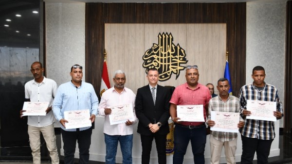 محافظ أسوان يكرّم مفتشي «مياه الشرب».. ويؤكد: الأمانة في العمل تحمي حقوق المواطنين
