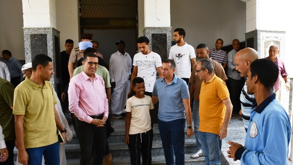 محافظ أسوان يستمع لمطالب المواطنين.. ويوجه المسئولين بحلها