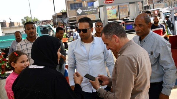 محافظ أسوان يتابع جهود الرقابة على توزيع المواد البترولية بمحطات الوقود