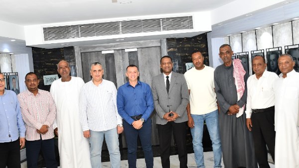 محافظ أسوان يتابع تنفيذ مشروعات حياة كريمة مع ممثلى أهالى قرى غرب سهيل
