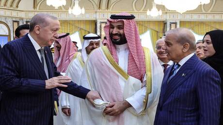 صمت إعلامي وسياسي.. تقرير عبري يزعم انهيار “اتفاق مكة للدفاع المشترك” عقب الهجمات على السعودية