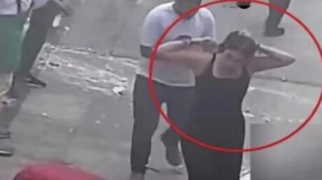 “بطلة أرابيلا”.. فتاة تشعل مواقع التواصل بشجاعتها إثر انفجار مركز تجاري في مصر (فيديو)