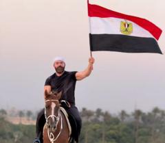 “دخول العلم المصري ممنوع” مدون مصري يثير جدلاً في منطقة سقارة الأثرية فما القصة؟