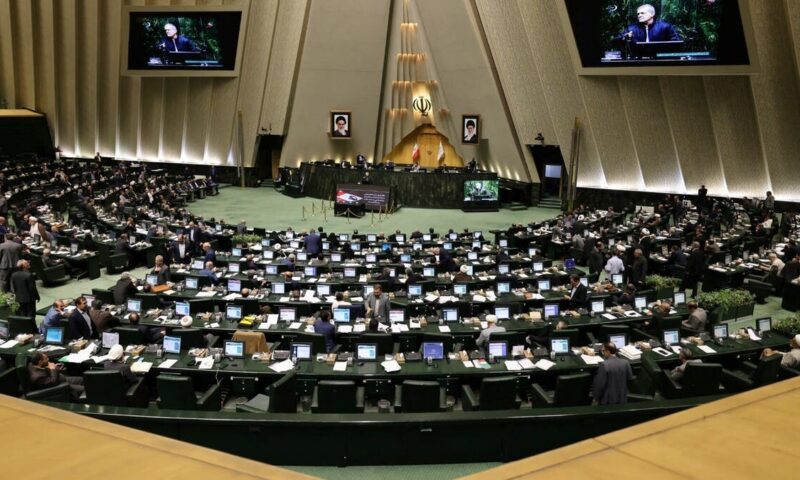 عضو بالبرلمان الإيراني يحذر من موجة تضخم جديدة