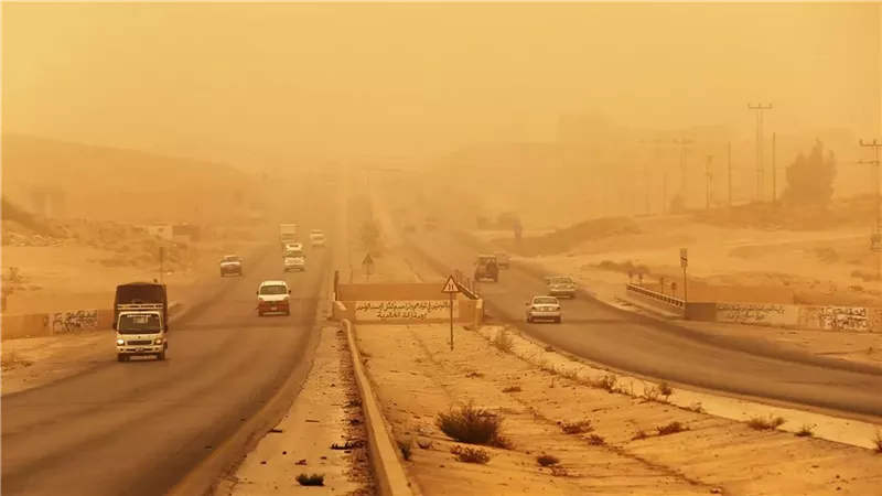 رياح مثيرة للرمال والأتربة على هذه المناطق غدا الاثنين