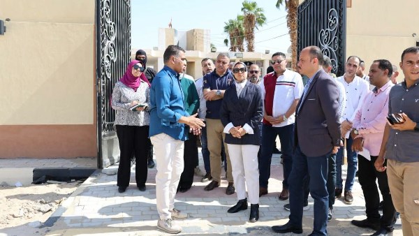 محافظ الوادي الجديد تتابع أعمال رفع كفاءة مركز التنمية الشبابية وإستاد الخارجة