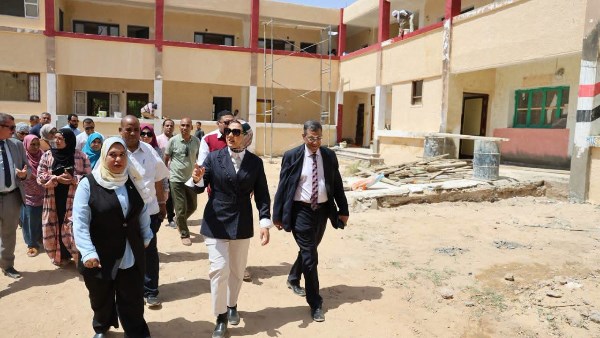 استعدادا للعام الدراسي الجديد.. محافظ الوادى الجديد تتابع أعمال الصيانة الشاملة بعدد من مدارس الخارجة