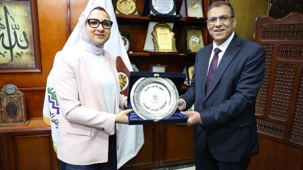 محافظ الوادي الجديد تكرّم مدير التربية والتعليم السابق