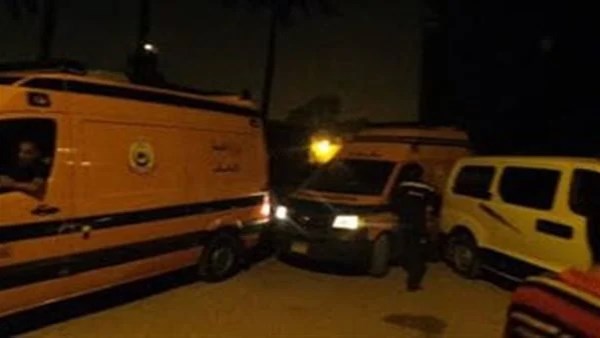 إصابة 4 أشخاص بينهم رضيع إثر انقلاب تروسيكل بقرية الكفاح في الفرافرة